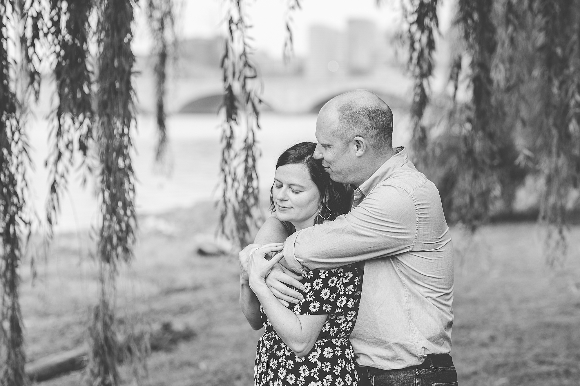 parents hug by weeping willow during family photos in DC