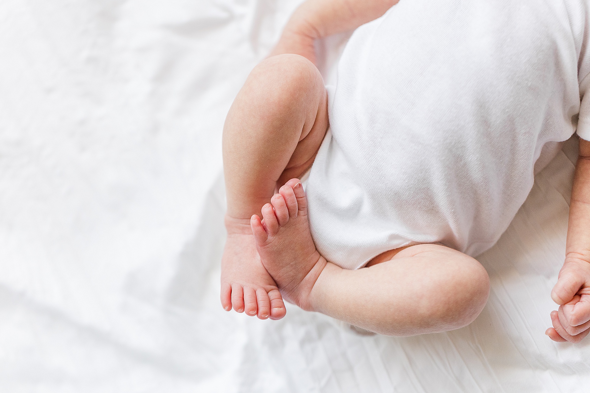 baby feet curl up during Lifestyle Newborn Session in Annapolis