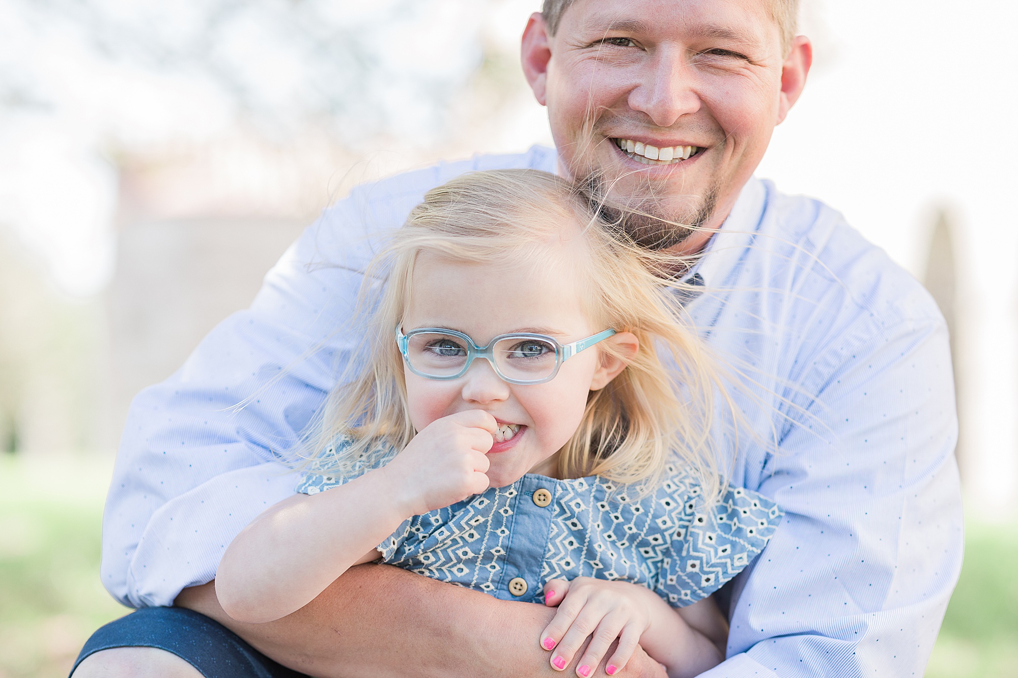 dad hugs daughter during spring mini session in Maryland 