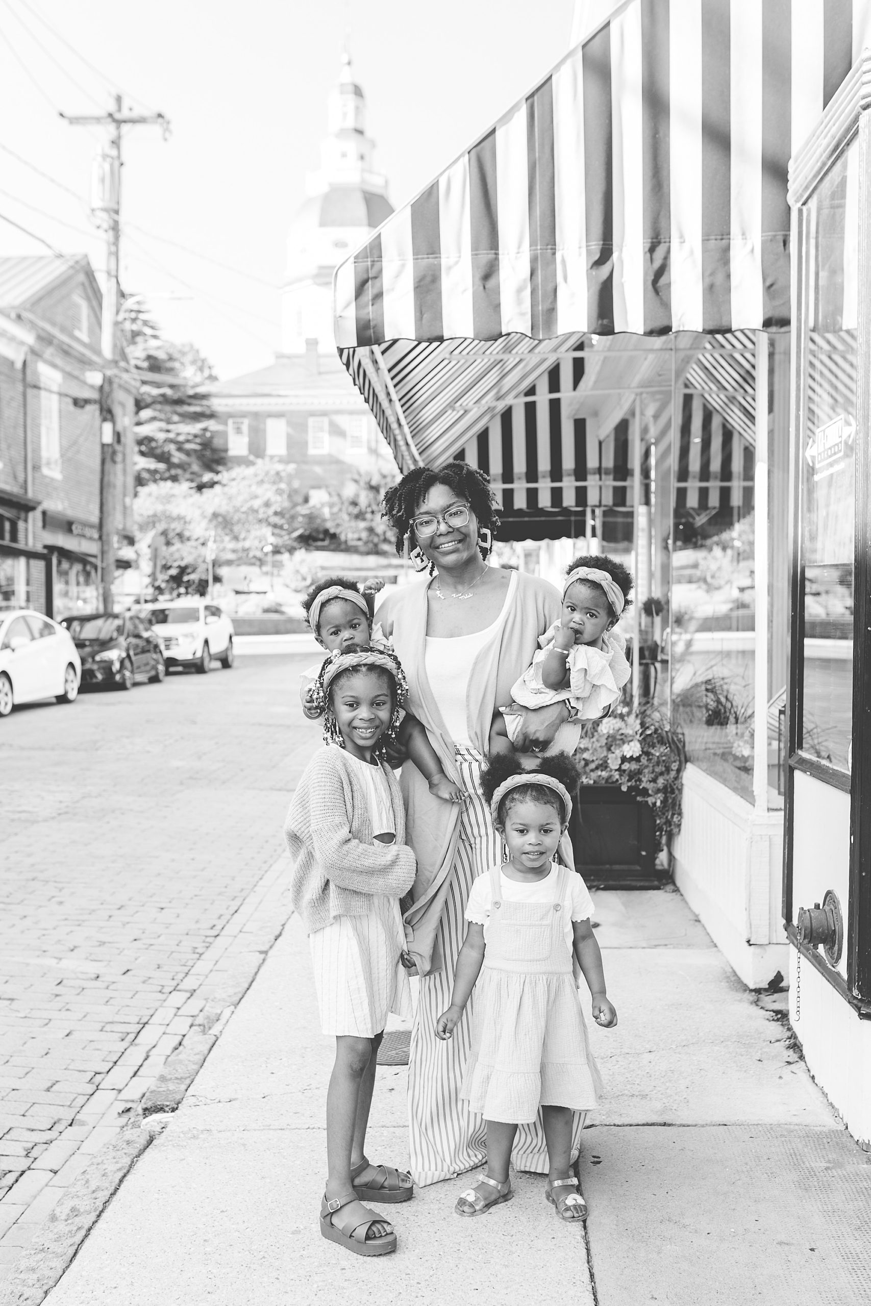 four girls pose with mom on street in Downtown Annapolis