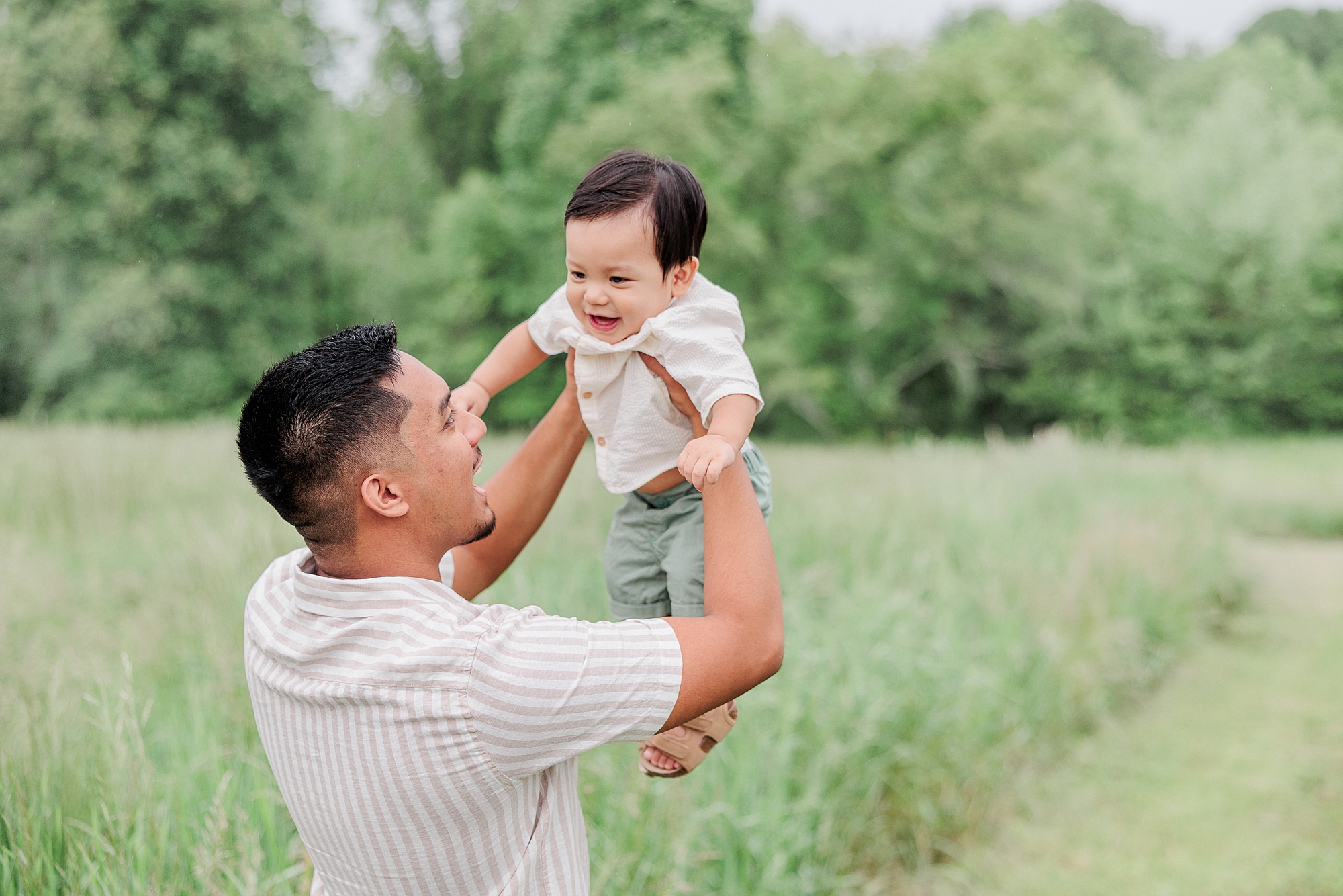 dad lifts up son during family photo at Castlebridge Farm