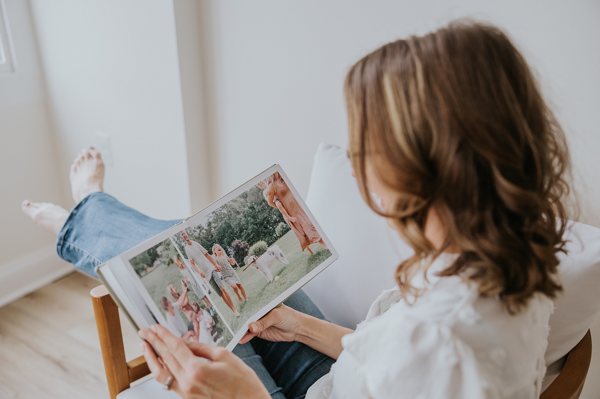 Maryland/DC family photographer flips through photo album